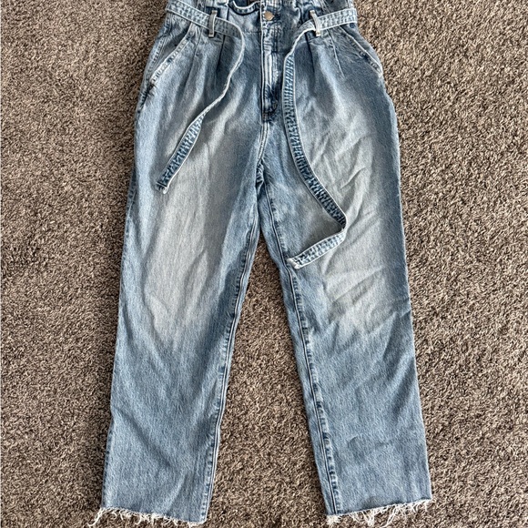 Abercrombie & Fitch Denim - A&F MOM Jeans size 6R with Frayed Hem and denim belt